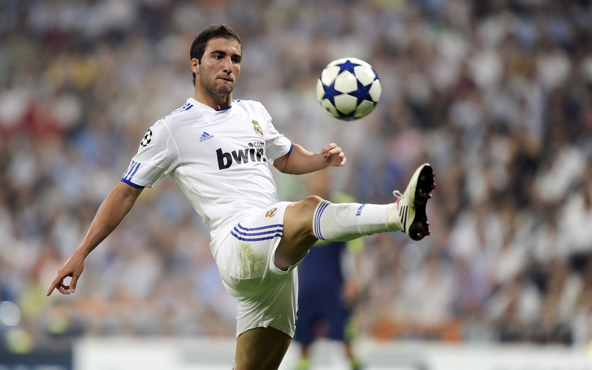 厄德高点燃赛场，当日本足球的精密齿轮，遇见洪都拉斯的野性火焰