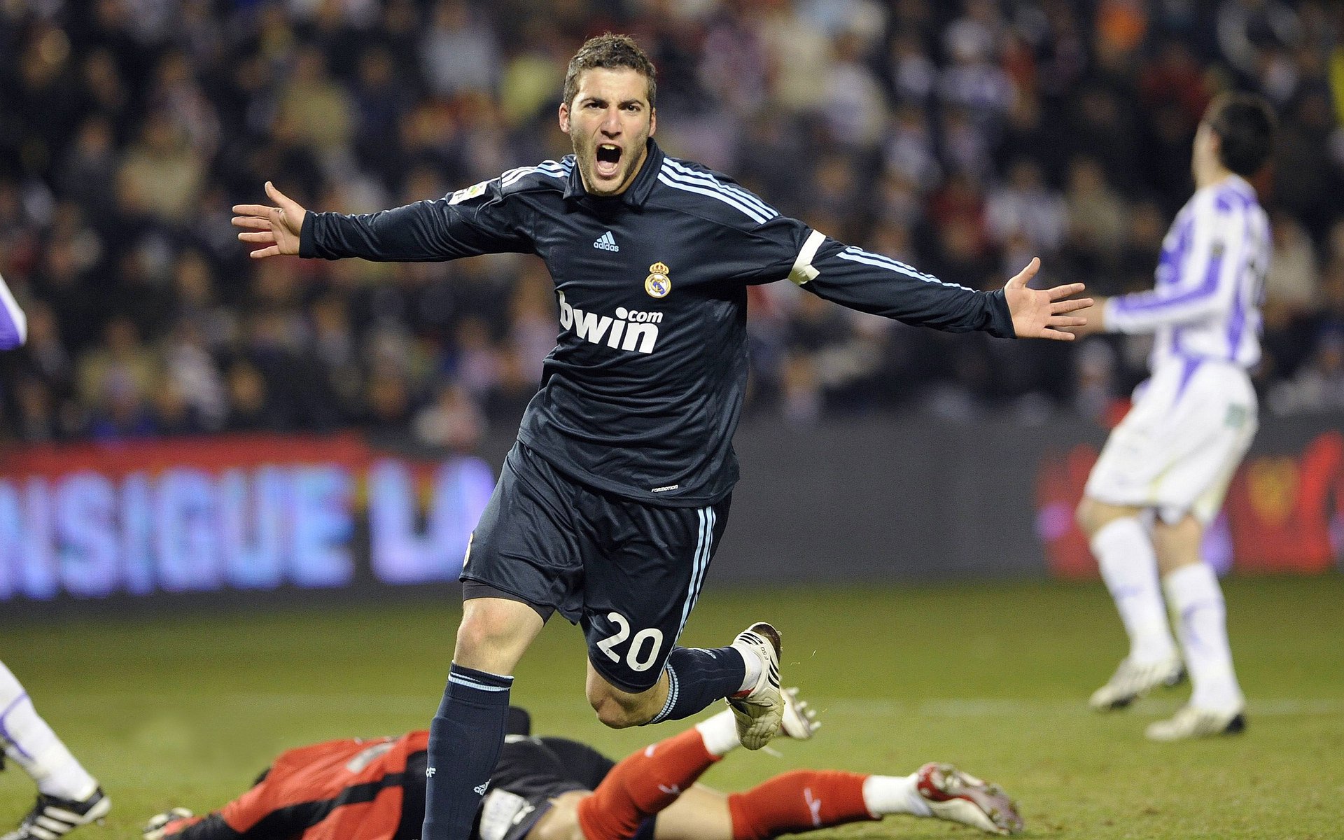 年度焦点之战之夜，浓眉成为全场焦点